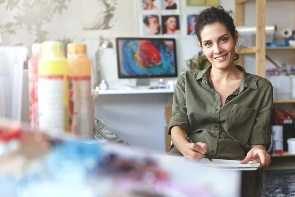 Mulher sorrindo construindo sua marca pessoal