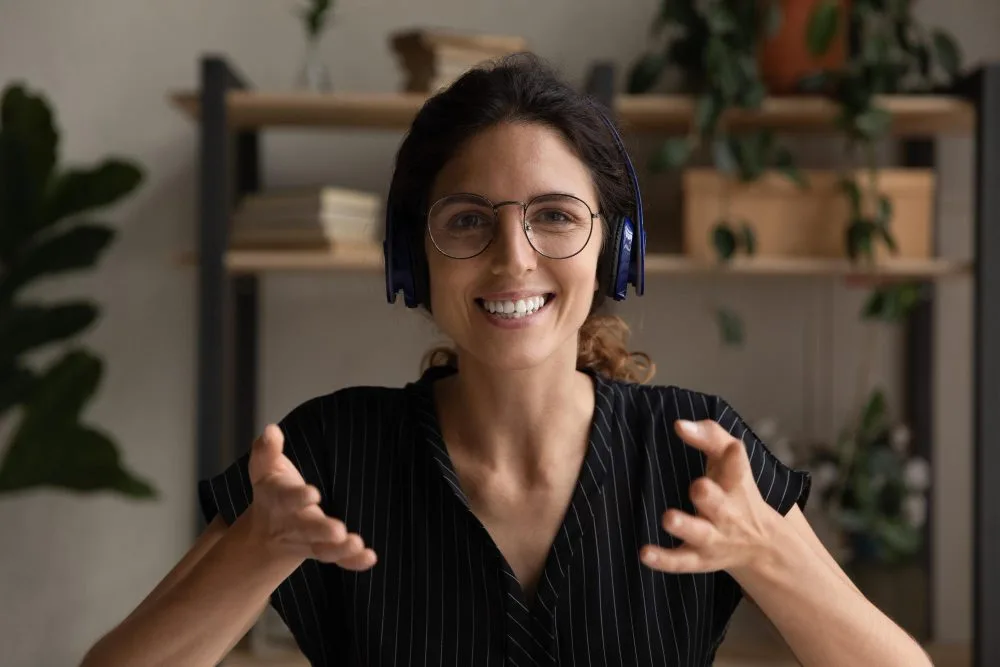 mulher sorrindo em vídeo chamada 
