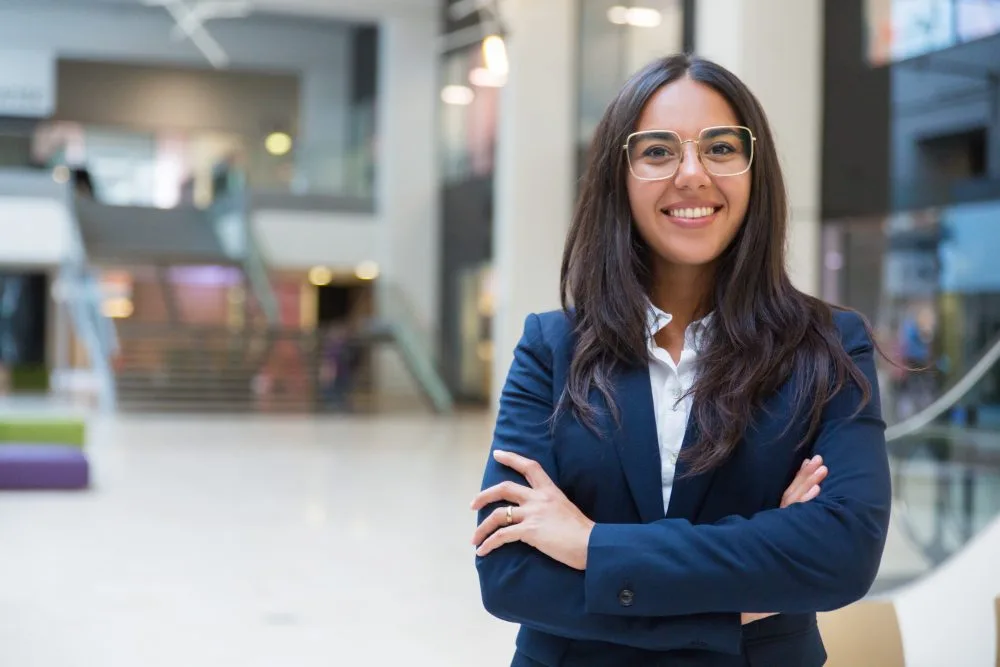 mulher gestora de recursos humanos sorrindo